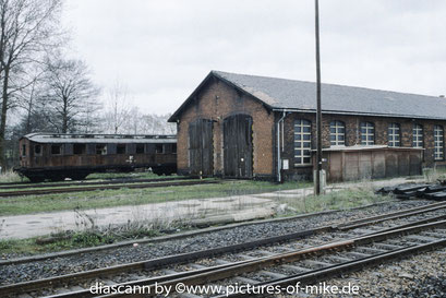 18.4.1995 neben dem Lokschuppen in Arnsdorf stand der ehemalige Messwagen der Lokversuchsanstalt Berlin Grunewald Nr. 700558.