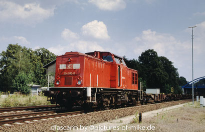 204 592 / LEW 13910, 1973 am 03.8.2003 in Arnsdorf schiebt eine Umleiterzug nach Richtung Ebersbach wegen baubedingter Streckensperrung im Elbtal. ex 110 592, Umbau 1984 in 114 592.