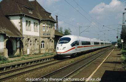 406 085 am 6.9.2002 in Ubstadt-Weiher mit ICE 781 Bremen - Stuttgart