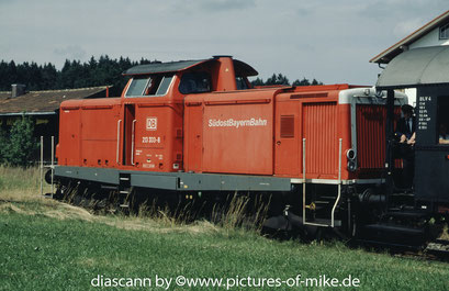 SoBB 213 333 am 6.7.2002 in Waibhausen als Schlußlok an einem Dampfsonderzug. MaK 1966, Fabriknummer 1000380 / ex DB V100 2333