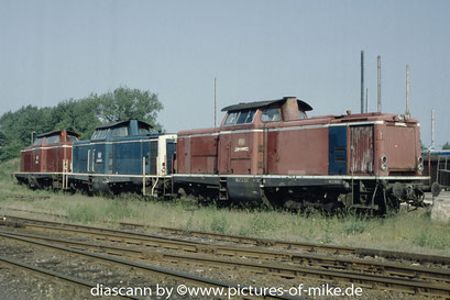212 087 + zwei weiter z-gestellte V100-West am 28.5.1995 abgestellt im Bw Gelände Stendal als Arbeitsvorrat für das dortige (R)AW