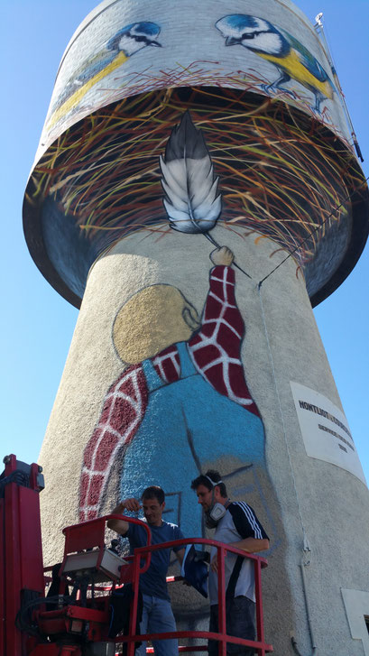 photo d'une fresque street art sur château d'eau
