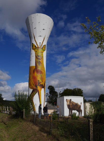 photo d'une fresque en trompe l'oeil représentant des animaux de chasse