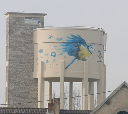 photo d'une fresque sur le château d'eau de Savolles, Côte-d'Or, réalisé par Coron Thibaud représentant des mésanges