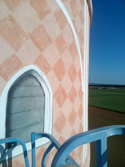 photo d'une fresque sur un château d'eau (peinture, art , artiste, street art, trompe l'oeil, fresque murale, peinture monumentale, grand format...)