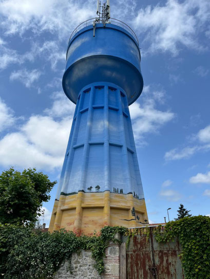 photo d'une fresque sur château d'eau représentant un ciel, des nuages à Bouglon par Coron Thibaud