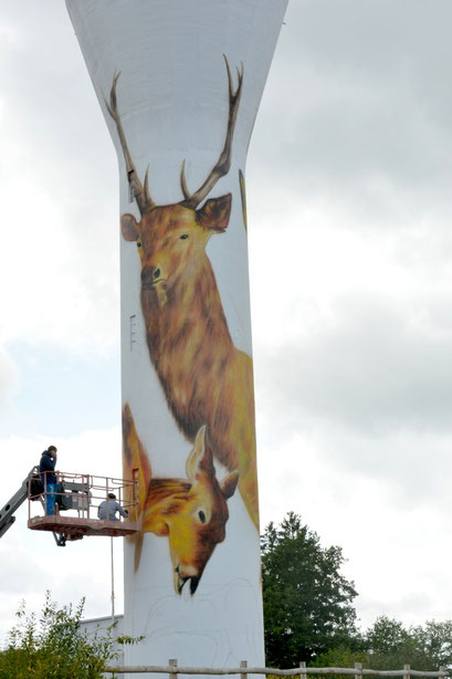 photo d'une fresque sur château d'eau représentant des animaux(cervidés) réalisé par Coron Thibaud