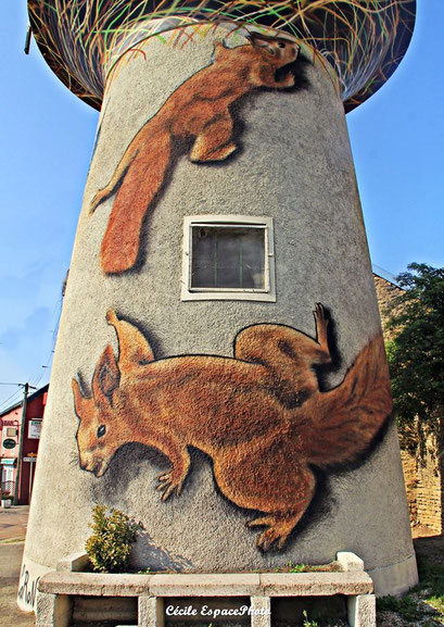 photo d'une fresque sur château d'eau représentant des écureuils