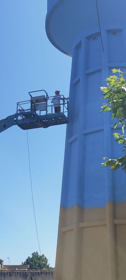 photo d'une mise en peinture du château d'eau de Bouglon réalisée par Thibaud Coron