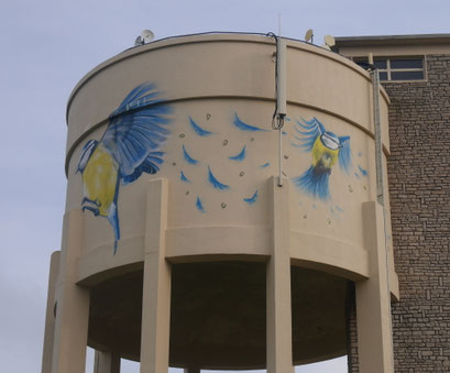 photo d'une fresque sur le château d'eau de Savolles en Bourgogne réalisé par Coron Thibaud représentant des mésanges