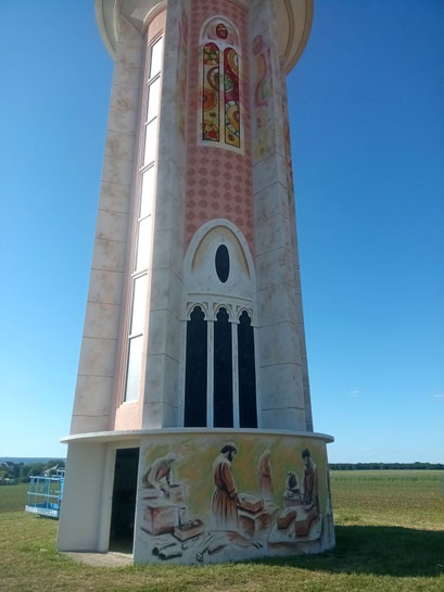 photo d'une fresque sur un château d'eau, coron, saint-bernard (peinture, art , artiste, street art, trompe l'oeil, fresque murale, peinture monumentale, grand format...)