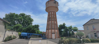 photo d'un château d'eau avant la réalisation d'une fresque ( nettoyage, mise en peinture, fresque, vernis...) Thibaud Coron, Bouglon