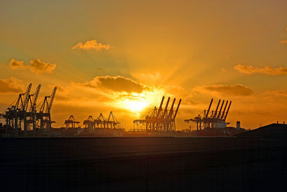 Hamburger Hafen zum Sonnenuntergang