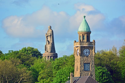 Bismarck-Denkmal mit Uhren-/Pegelturm an den St. Pauli Landungsbrücken