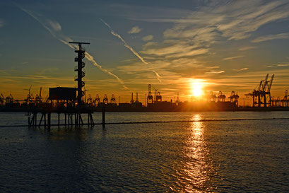 Sonnenuntergang über dem Hamburger Hafen 