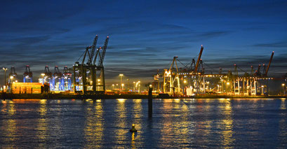 Hamburger Hafen zum Sonnenuntergang im Dezember 2015
