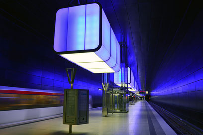 U4-Haltestelle Hafencity Universität mit 12 Lichtwürfel je 280 LEDs in ständig wechselnden Farben