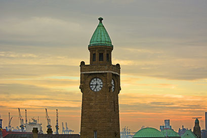 Uhren-/Pegelturm an Brücke 3 an den St. Pauli Landungsbrücken