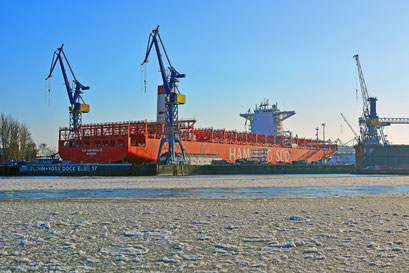 Winter im Hamburger Hafen, hier im DOCK ELBE 17 mit der CAP SAN NICOLAS