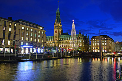 Hamburg in der Weihnachtszeit mit Blick auf das Rathaus