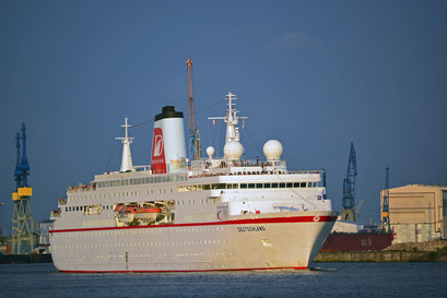 MS DEUTSCHLAND läuft im Hamburger Hafen aus am 31.05.2013 