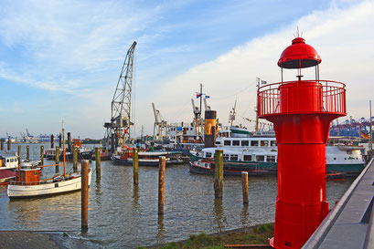Der neue Leuchtturm im Museumshafen Övelgönne im Oktober 2015