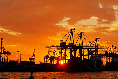 Hamburger Hafen zum Sonnenuntergang