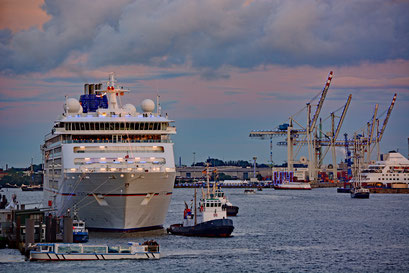 MS EUROPA 2 zu den Hamburg Cruise Days 2017 am 09.09.2017