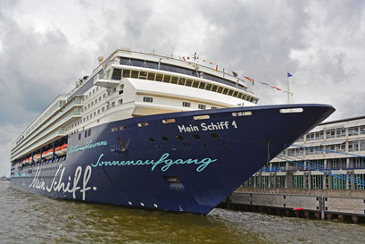 Mein Schiff 1  am HCC Altona zum 825.Hamburger Hafengeburtstag am 10.05.2014
