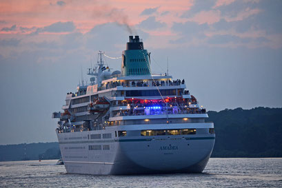 MS AMADEA läuft im Hamburger Hafen aus am 27.07.2013