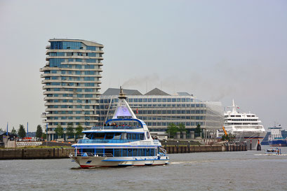 Unilever und Marco Polo Tower mit der MS EUROPA am HCC HafenCity