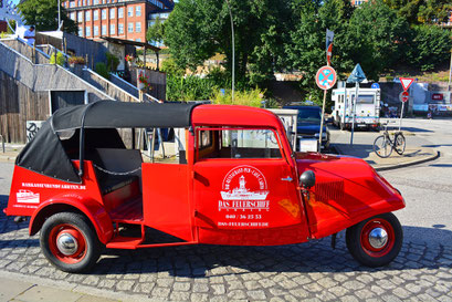 "DAS FEUERSCHIFF"-Reclame auf einem alten Opel