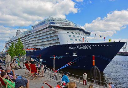 Mein Schiff 3 nach dem Erstanlauf in Hamburg am HCC Hafencity am 01.06.2014