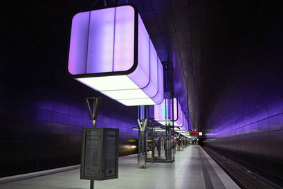 U4-Haltestelle Hafencity Universität mit 12 Lichtwürfel je 280 LEDs in ständig wechselnden Farben