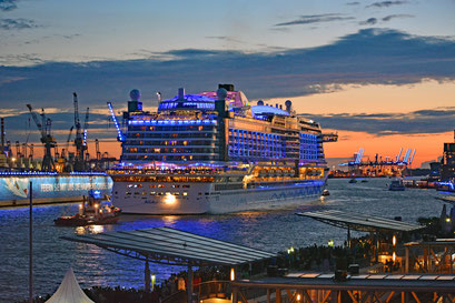 Im Hamburger Hafen mit AIDAprima zu den Hamburg Cruise Days 2017