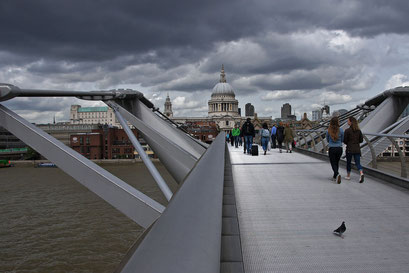Blick über die Millenium Brücke auf die City of London mit der St. Pauls' Cathedral