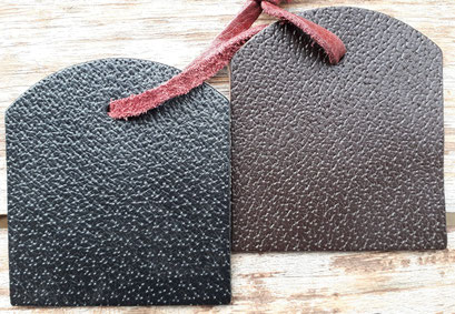 Robust-Dickleder Cinghialino, schwarz, braun. Robust, wasserabweisend, kratzfest. Als Single-Leder möglich. Keine Toolings und Punzierungen. Mit Aufpreis. 