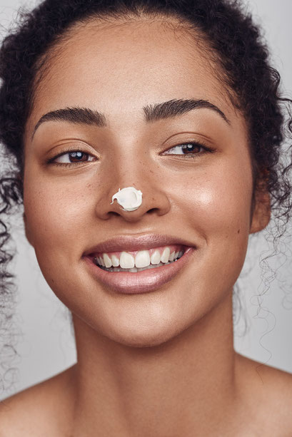 Skincare Werbefoto mit Model und Cremetropfen, moderne Beauty Produktkommunikation