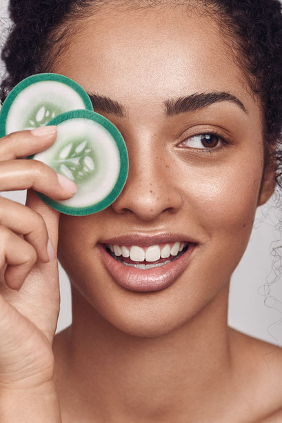 Beauty Werbefoto mit Model und Augenpads, klare Skincare Bildsprache für Kampagne und Website