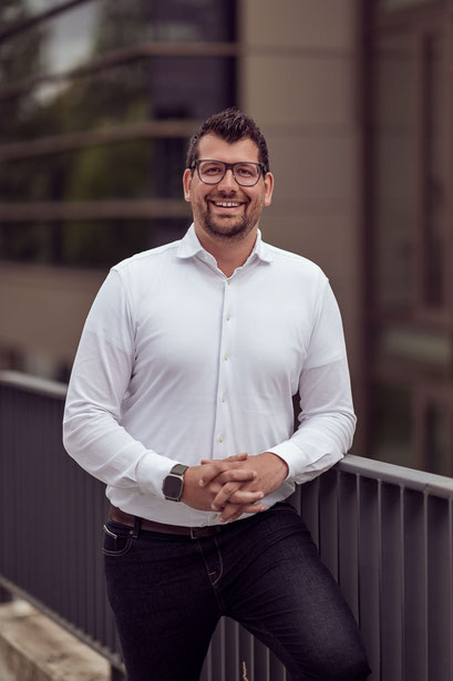 Businessportrait eines Mannes am Geländer, moderne Unternehmensfotografie für LinkedIn und Website