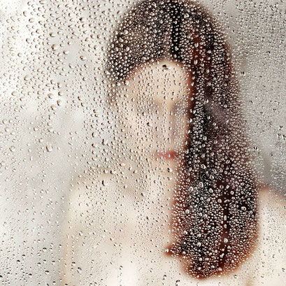 Manuela Deigert Fotokunst Start, Künstlerisches melancholisches Selbstportrait hinter einer Scheibe mit Wassetropfen 
