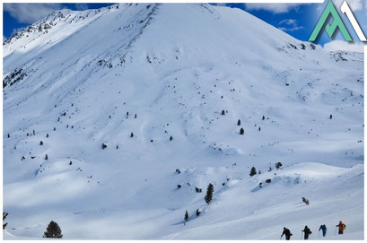 Freeride Skitouren in Bansko im Piringebirge in Bulgarien mit AMICAL ALPIN
