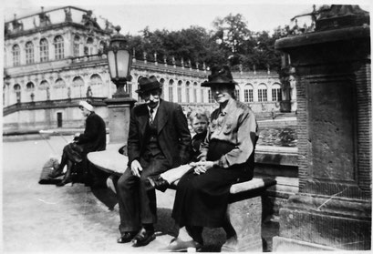 Alfred Knie & Anna Clara Andritzky mit Rudi in Dresden vor dem " Zwinger "