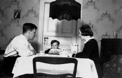 Stube bei Erich Katterwe in der Matthiasstr. Erich Dietmar Gertrud