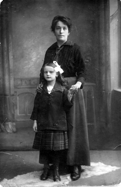 Erna Felgentreu mit Pflegemutter Matzke