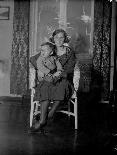 Dietmar nit Mutter Gertrud Katterwe/Knie in Breslau Matthiasstr.