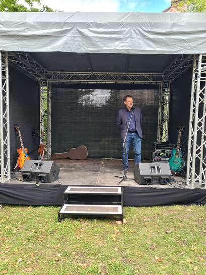 Nach dem Gottesdienst eröffnet der Vorsitzenden das Fest