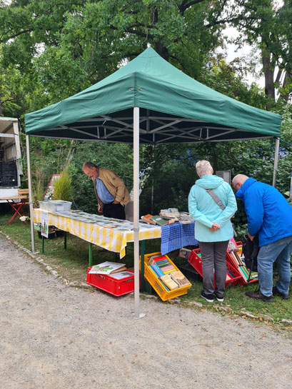 Stand des Fördervereins Johannisfriedhof mit Bücherspenden...