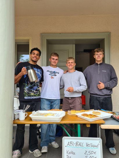 Die Jungs vom Abi-Ball-Verkauf