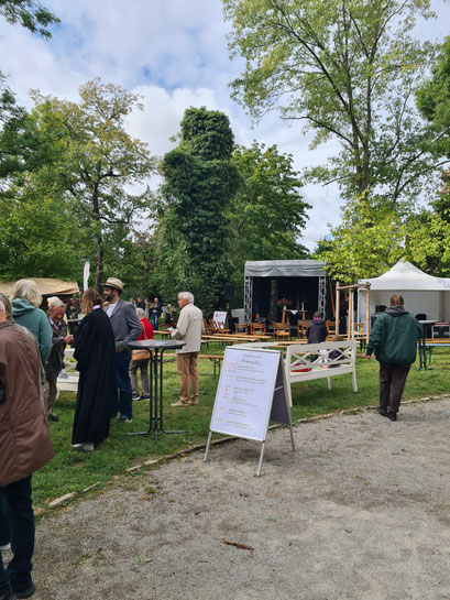 Pfarrerehepaar im Gespräch mit Besuchern
